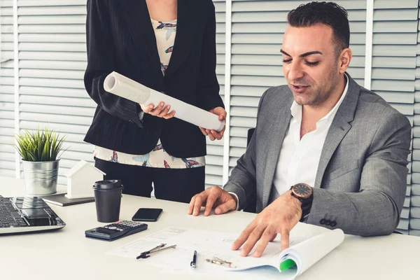 Chefin und Unternehmerin im Amt. — Stockfoto