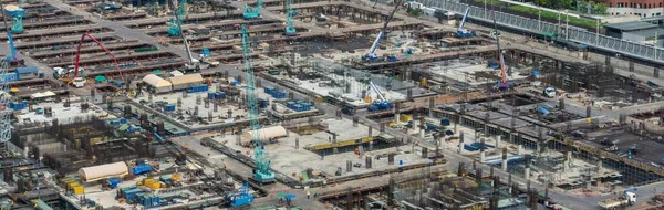 Großbaustelle mit schweren Baumaschinen in Metropolen — Stockfoto