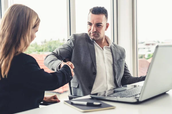 Affärsman handslag affärskvinna i ämbetet. — Stockfoto