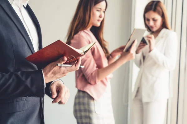 Empresario leyendo libro en oficina de negocios . — Foto de Stock