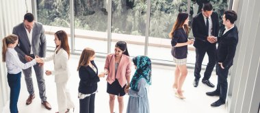 Bir çok iş adamı ofis binasında toplanıyor..