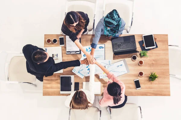 Trabajo en equipo gente de negocios se unen en la reunión. — Foto de Stock