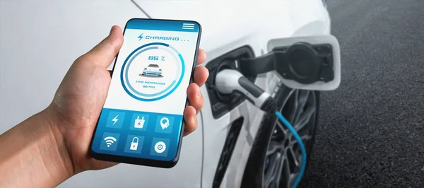 Borne de recharge EV pour voiture électrique avec statut de chargeur d'affichage d'application mobile — Photo