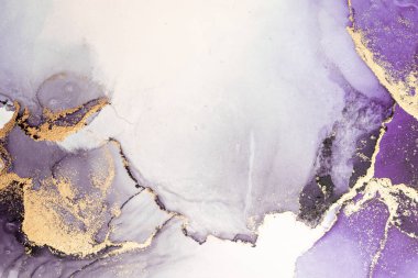 Kağıt üzerinde mermer sıvı mürekkep resminin mor altın soyut arkaplanı .