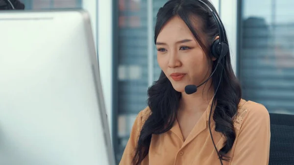 Geschäftsfrau mit Headset arbeitet aktiv im Büro — Stockfoto