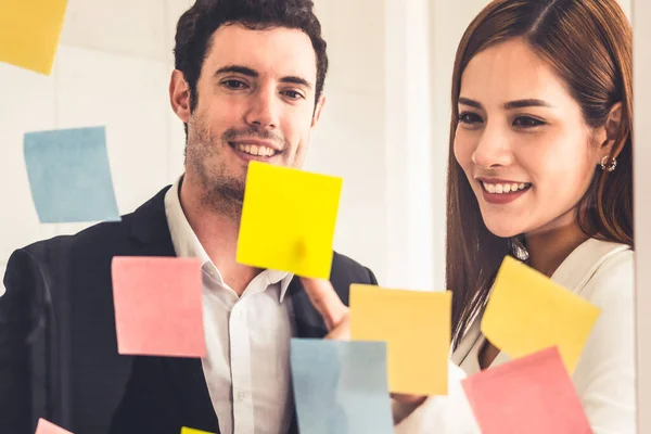 Mujer de negocios asiática creativa en taller de reunión. —  Fotos de Stock