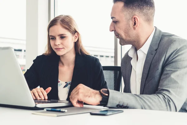 Affärsman och affärskvinna som arbetar på kontoret. — Stockfoto