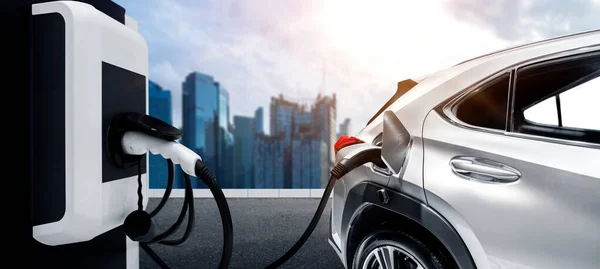 EV estación de carga para coche eléctrico en concepto de energía verde y energía ecológica — Foto de Stock