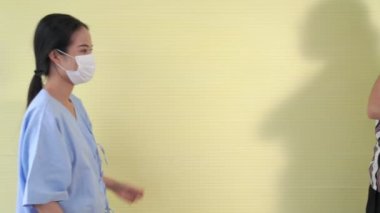 Mutlu arkadaşlar maskesini çıkarıp birbirlerine sıkıca sarılırlar.
