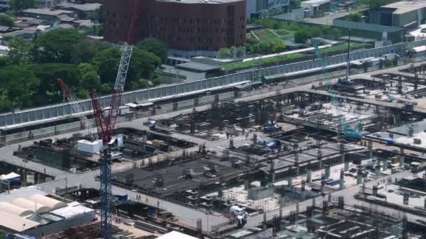 Grand chantier de construction avec machinerie lourde dans la métropole — Video