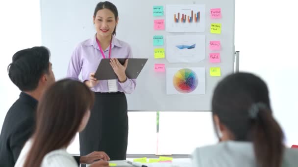 Femme d'affaires bien présente projet de travail recevoir des célébrations de l'équipe — Video