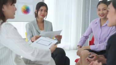 İş adamları daire içinde otururken iş projesini ustaca tartışıyor