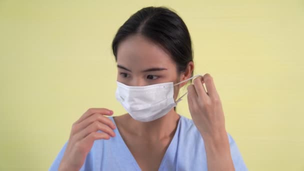 Wanita Asia muda melepas masker wajah dari wajah — Stok Video