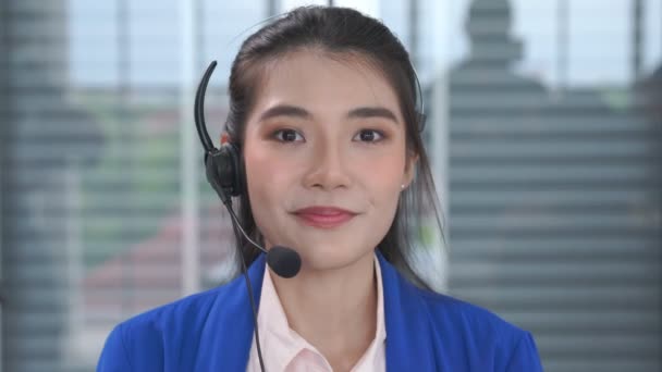 Vidéo caméra d'appel de la femme d'affaires parle activement en vidéoconférence — Video