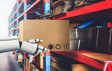 Yenilikçi endüstri robotu insan işçiler için depoda çalışıyor.