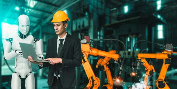 将来の工場で一緒に働く機械化産業ロボットと人間の労働者 — ストック写真