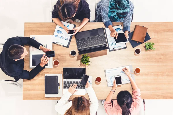 Gente de negocios en reunión de grupo en la oficina. — Foto de Stock