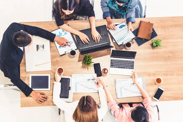 Gente de negocios en reunión de grupo en la oficina. — Foto de Stock