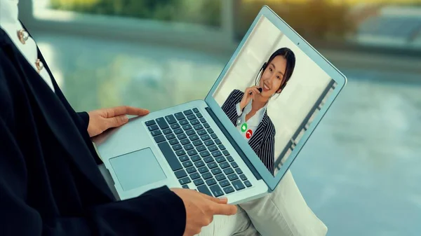 Відеодзвінки ділових людей зустрічаються на віртуальному робочому місці або віддаленому офісі — стокове фото
