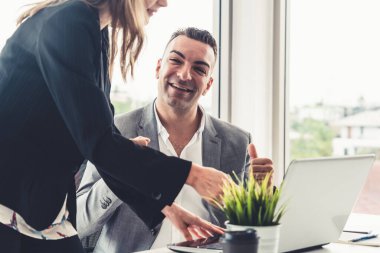 İşadamı ve işkadını ofiste çalışıyor..