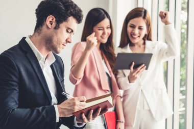 İşadamı iş yerinde kitap okuyor. .