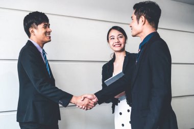 İş adamlarının el sıkışma anlaşması.