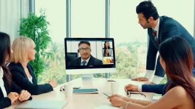 Sanal işyerinde ya da ücra bir ofiste grup iş adamları buluşması