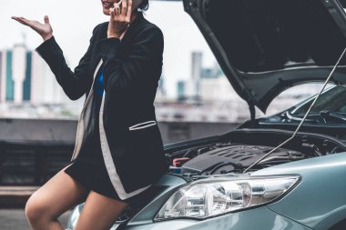 Araba arızası olan kadın tamirat servisini arıyor..