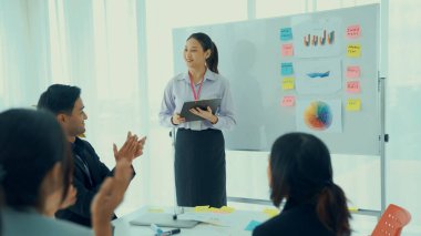 Yetenekli iş kadını takım liderinin iş projesi sunumu