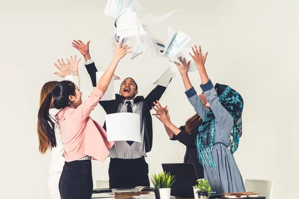 Empresários a atirar papéis para o escritório. — Fotografia de Stock