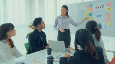 Yetenekli iş kadını takım liderinin iş projesi sunumu