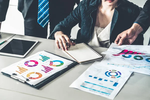 Gente de negocios trabajando con informe de negocios. — Foto de Stock