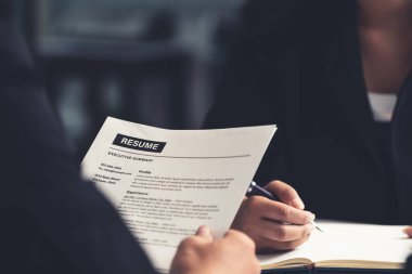 İnsan Kaynakları Müdürü CV özgeçmişini okudu