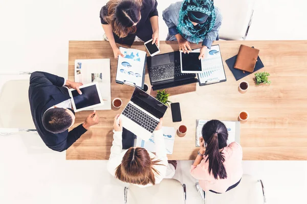 Gente de negocios en reunión de grupo en la oficina. — Foto de Stock