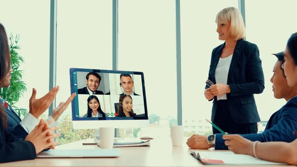 Встреча бизнес-группы по видеозвонкам на виртуальном рабочем месте или в удаленном офисе — стоковое фото