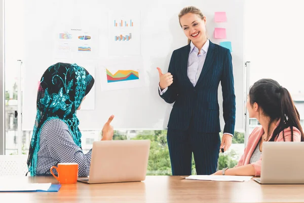 Grupo de trabalho multicultural na reunião de trabalho em equipa. — Fotografia de Stock