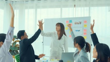 İş adamları proje başarısını ofis işyerinde başarıyla kutladılar