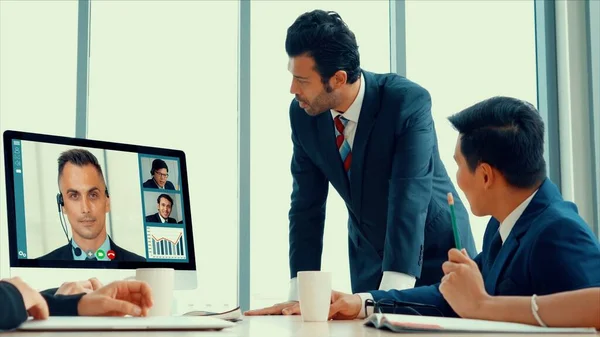 Встреча бизнес-группы по видеозвонкам на виртуальном рабочем месте или в удаленном офисе — стоковое фото