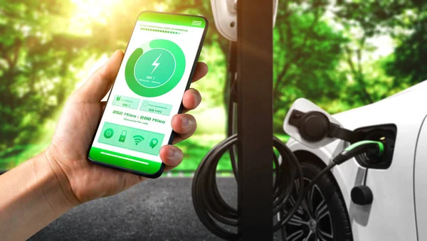 Borne de recharge EV pour voiture électrique avec statut de chargeur d'affichage d'application mobile — Photo