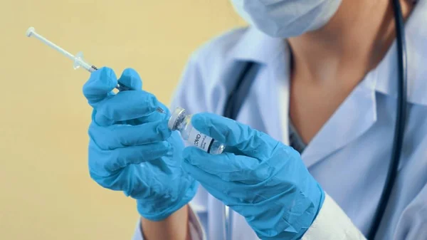 Skicklig läkare bereda vaccin skickligt före injektion — Stockfoto