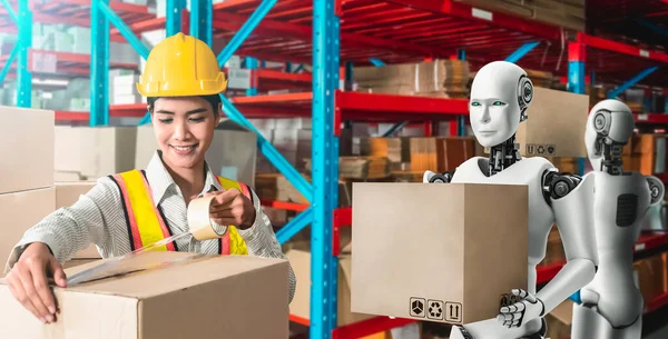 Innovativo robot industriale che lavora in magazzino insieme al lavoratore umano — Foto Stock