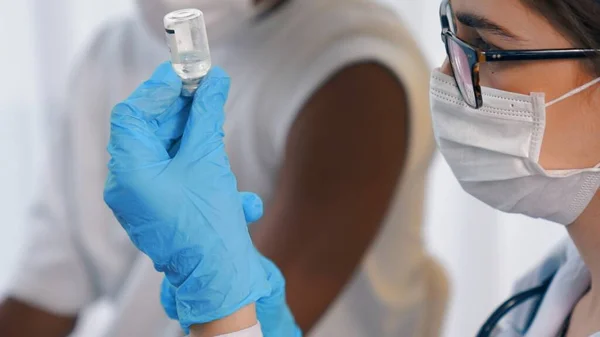 Hombre joven visita al hábil médico en el hospital para vacunarse — Foto de Stock