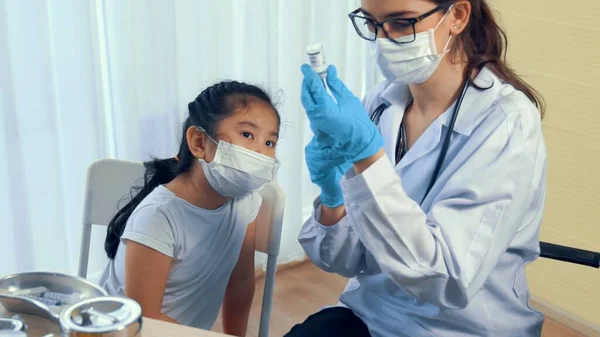 School meisje bezoekt bekwame arts in het ziekenhuis voor vaccinatie — Stockfoto