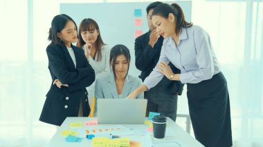 İş adamları iş projesini bilgisayarda yeterince tartıştılar