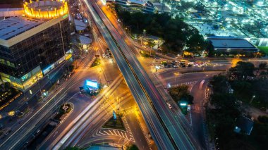 Metropolis şehir merkezinde gece yoğun karayolu kavşağı var.