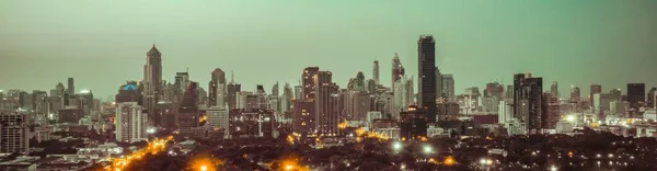 Paisagem urbana noturna e edifícios altos no centro da cidade de metrópole — Fotografia de Stock