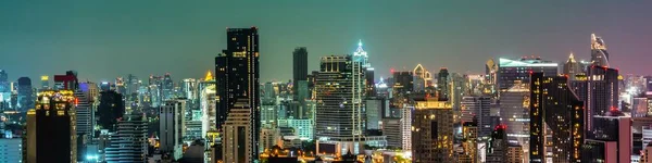 Paisagem urbana noturna e edifícios altos no centro da cidade de metrópole — Fotografia de Stock