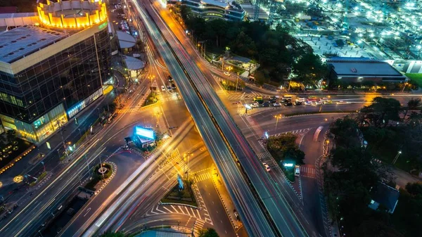 Metropolis şehir merkezinde gece yoğun karayolu kavşağı var.