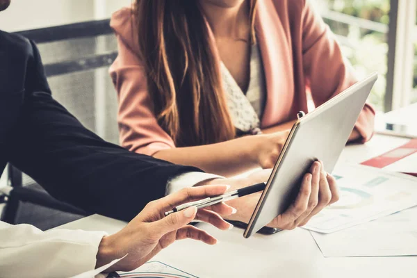 Homme d'affaires et femmes d'affaires travaillant dans le bureau. — Photo