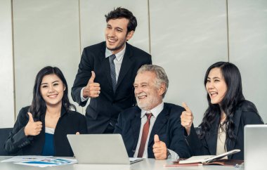 İş adamları, yönetici ve çalışanlar toplantıda..